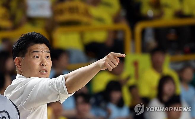 LG, 1위팀 역대 최초로 PO '전패 탈락'…조상현