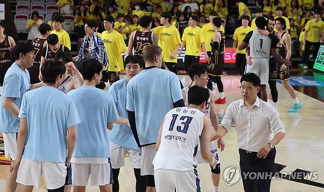 LG, 1위팀 역대 최초로 PO '전패 탈락'…조상현