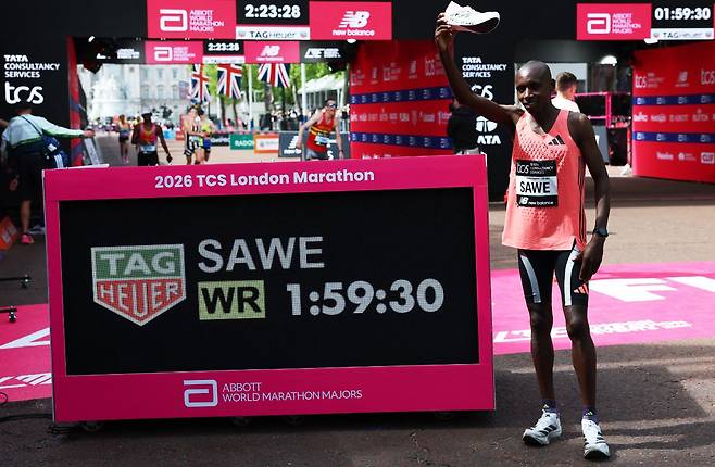 마라톤 2시간 벽, 왜 이렇게 와르르 무너졌나?…상금과 슈퍼슈즈가 큰 역할 했다→美 매체가 분석한 '서브2' 설계의 비밀