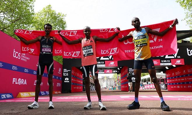 마라톤 2시간 벽, 왜 이렇게 와르르 무너졌나?…상금과 슈퍼슈즈가 큰 역할 했다→美 매체가 분석한 '서브2' 설계의 비밀