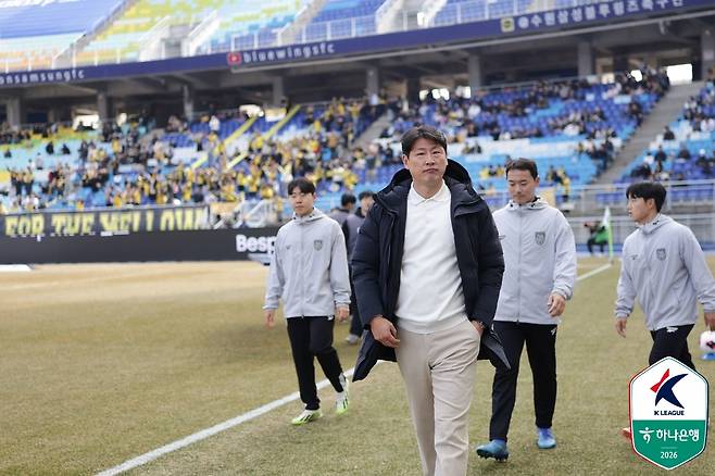 [오피셜] 8경기 무승 속 16위 추락하자 결국 결단 내렸다…전남, 박동혁 감독과 상호 합의 하에 계약해지→승격 재도전 위해 새 사령탑 선임키로