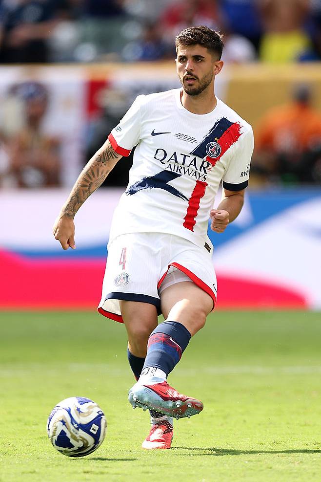 이강인 ‘택배 크로스’ 받아 골 넣고 재계약까지 맺는다…‘맹활약’ 베랄두에게 만족한 PSG, 2030년까지 동행 이어가기로