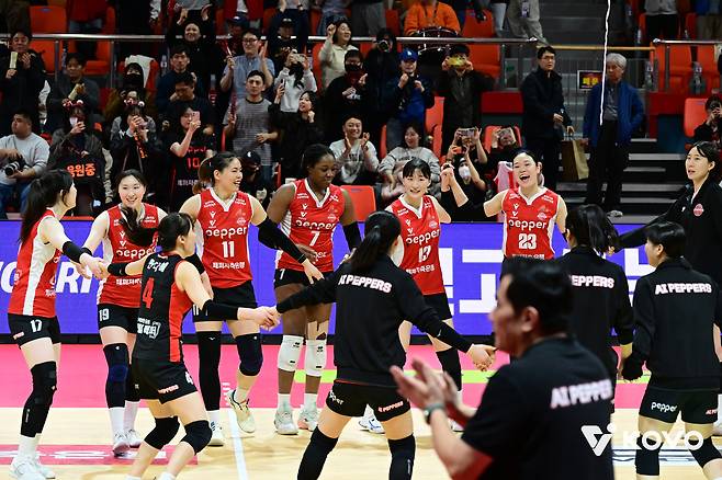 여자배구 페퍼저축은행, 인수 논의 중…
