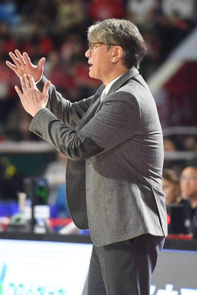 무명선수→조기은퇴→전력분석원→코치→태풍의 눈 소노 창단 첫 챔프전 이끈 손창환, “KCC든 정관장이든 ‘갖다 박아’ 볼 것”