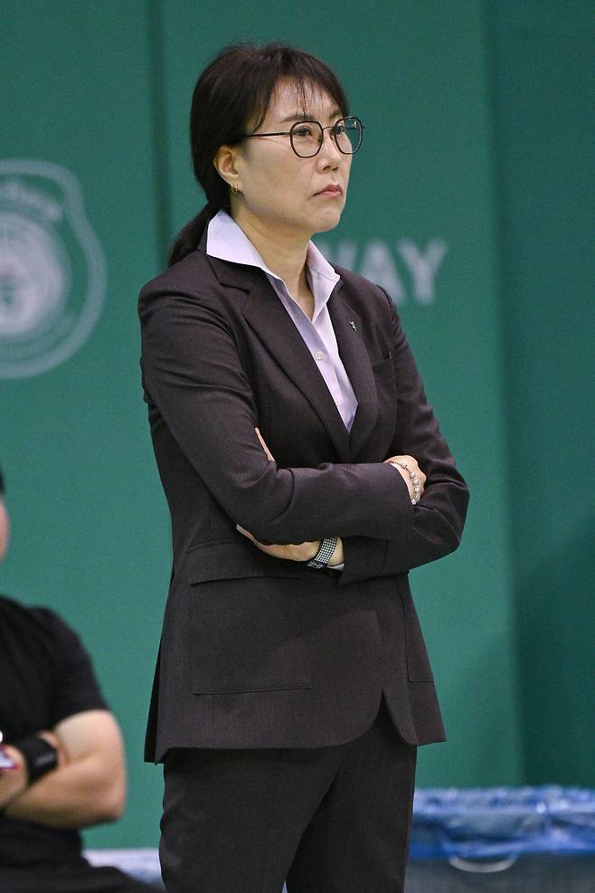 [단독] ‘여자농구 레전드’ 정선민 하나은행 코치, 선수 대상 부적절한 성적 발언 논란…사퇴 의사 전달