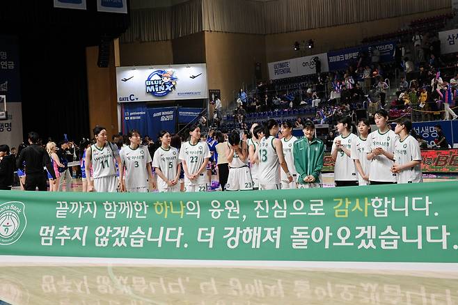 [단독] ‘여자농구 레전드’ 정선민 하나은행 코치, 선수 대상 부적절한 성적 발언 논란…사퇴 의사 전달