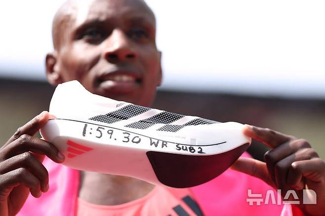 '마라톤 2시간 벽' 넘은 사웨, 도핑 논란에