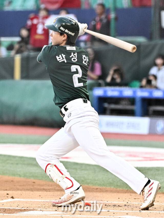 요즘 가장 뜨거운 남자 박성한, 이번에는 데뷔 첫 1회초 선두타자 홈런 기록…몬스터월 넘겼다 [MD대전]