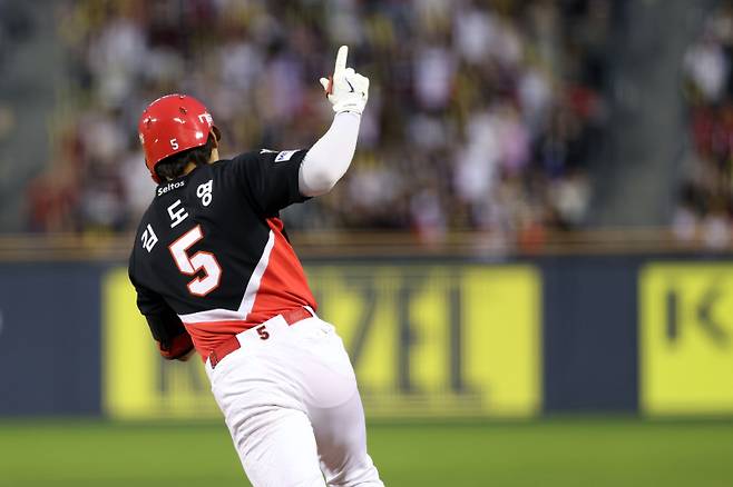 [IS 창원] '홈런 1위' KIA 김도영, 또 터졌다…이번엔 비거리 125m 장외포