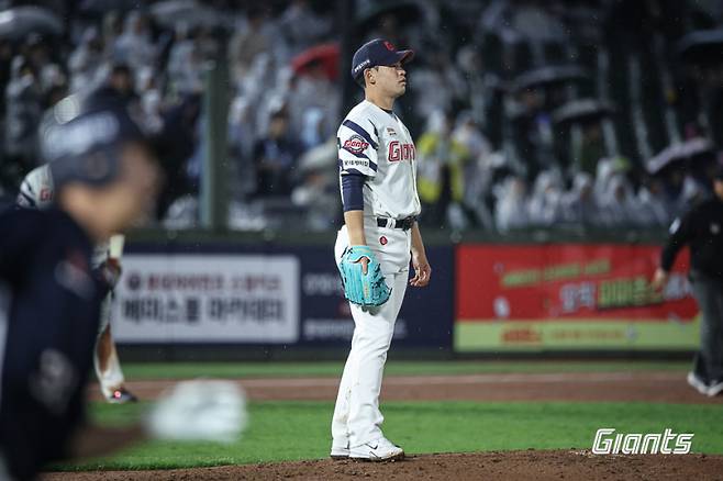 4회까지 완벽했던 김진욱...강했던 우타자 승부에서 연속 볼넷 실점→시즌 3승 실패 [IS 부산]