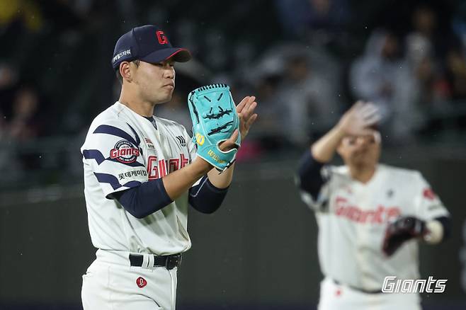 4회까지 완벽했던 김진욱...강했던 우타자 승부에서 연속 볼넷 실점→시즌 3승 실패 [IS 부산]