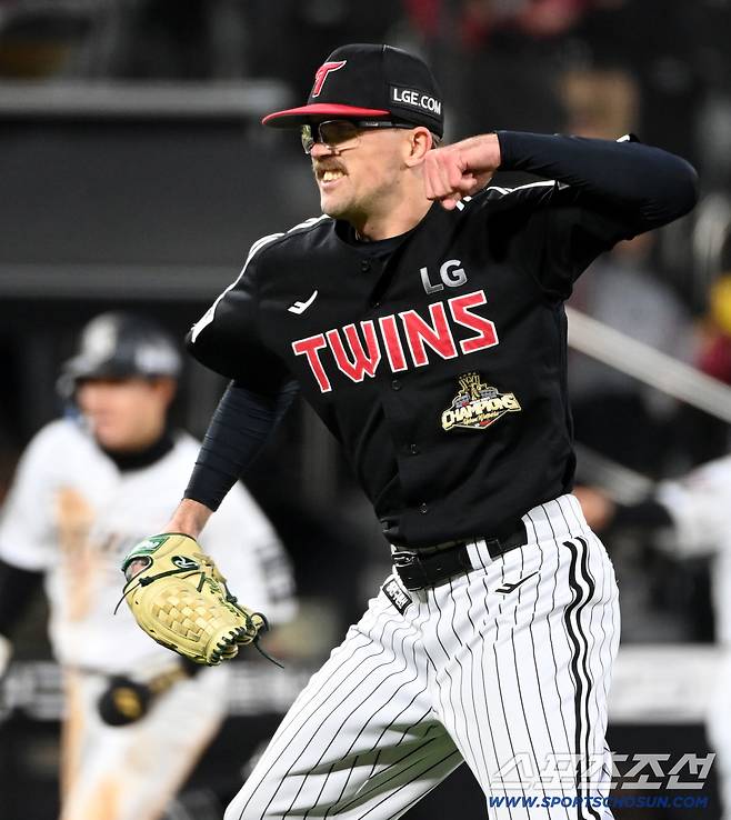 염갈량 눈은 옳았다! 18이닝 연속 무실점 질주라니…신뢰 얻은 호주남, 타격 1위팀 상대로도 '7K 완벽투' 증명 [수원리포트]