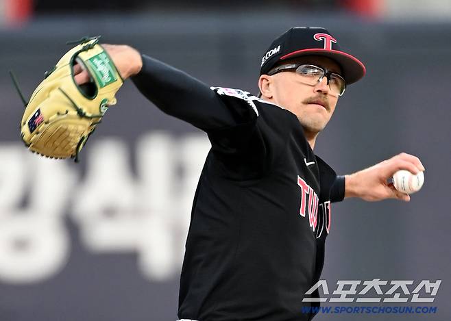 염갈량 눈은 옳았다! 18이닝 연속 무실점 질주라니…신뢰 얻은 호주남, 타격 1위팀 상대로도 '7K 완벽투' 증명 [수원리포트]