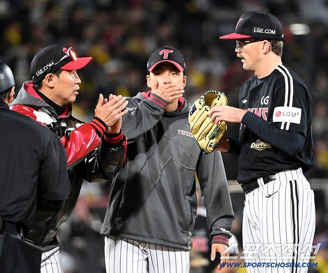 염갈량 눈은 옳았다! 18이닝 연속 무실점 질주라니…신뢰 얻은 호주남, 타격 1위팀 상대로도 '7K 완벽투' 증명 [수원리포트]