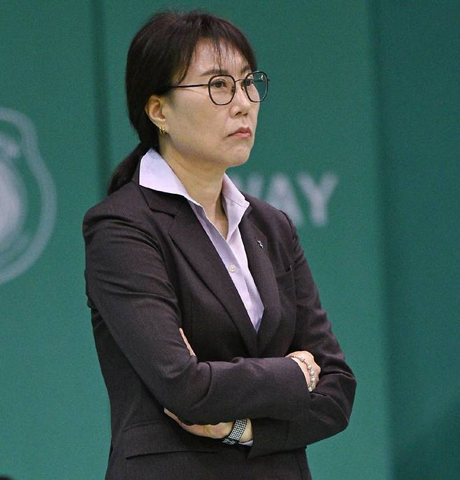 정선민 코치, 선수에 부적절한 성적 발언…“사퇴”