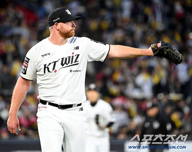 강민성 끝내기! 1루심 퇴근콜에 다잡은 승리 놓칠뻔…'야구는 9회말 2아웃부터' LG 잡고 KT가 웃었다 [수원리뷰]