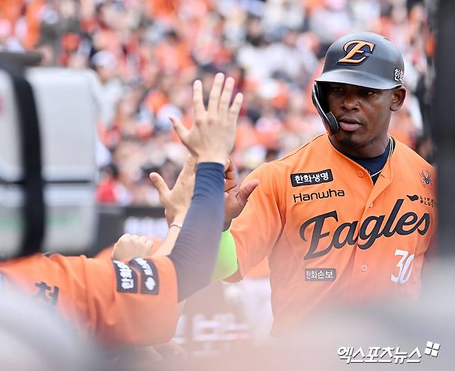 한화, 4시간02분 연장 혈투 이겼다!…10회말 노시환 끝내기 '밀어내기 볼넷'→SSG와 주중 3연전 기선제압 [대전:스코어]