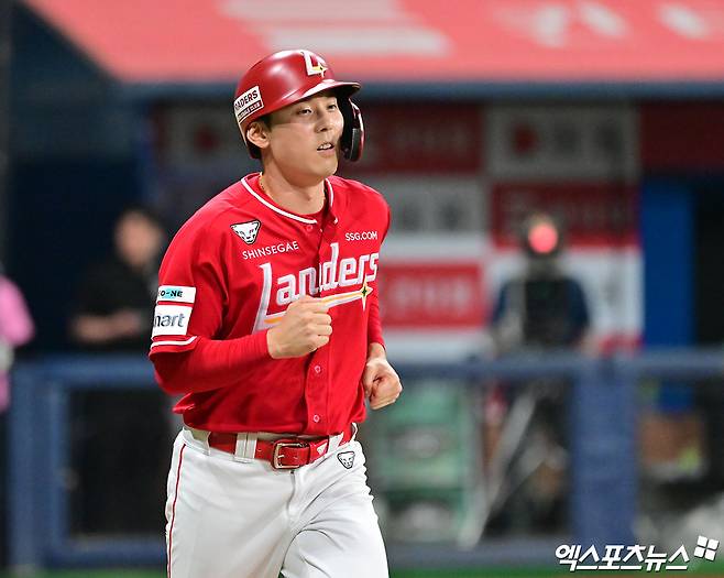 한화, 4시간02분 연장 혈투 이겼다!…10회말 노시환 끝내기 '밀어내기 볼넷'→SSG와 주중 3연전 기선제압 [대전:스코어]