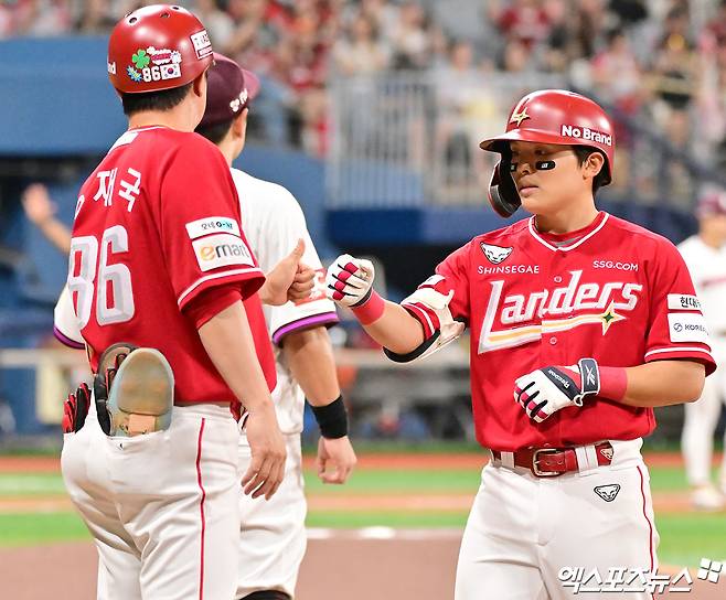 한화, 4시간02분 연장 혈투 이겼다!…10회말 노시환 끝내기 '밀어내기 볼넷'→SSG와 주중 3연전 기선제압 [대전:스코어]