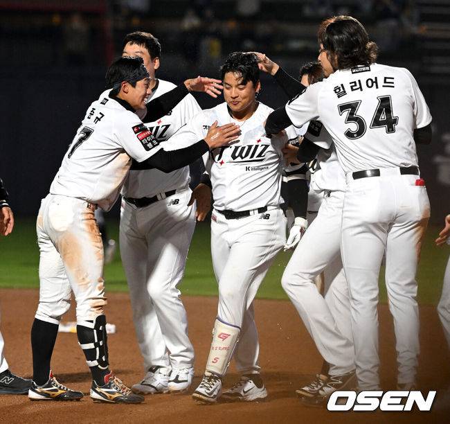 야구는 9회말 2아웃부터…9회 2사 극적인 동점→연장 10회 2사 끝내기, KT가 미리보는 KS 승리하다 [수원 리뷰]