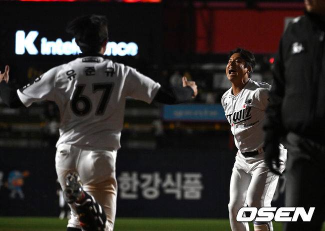 야구는 9회말 2아웃부터…9회 2사 극적인 동점→연장 10회 2사 끝내기, KT가 미리보는 KS 승리하다 [수원 리뷰]