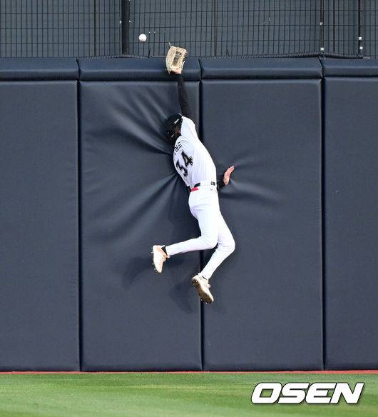 야구는 9회말 2아웃부터…9회 2사 극적인 동점→연장 10회 2사 끝내기, KT가 미리보는 KS 승리하다 [수원 리뷰]