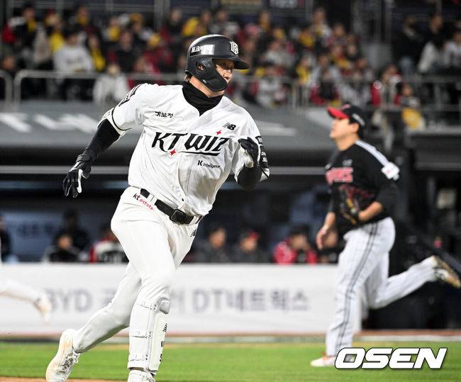 야구는 9회말 2아웃부터…9회 2사 극적인 동점→연장 10회 2사 끝내기, KT가 미리보는 KS 승리하다 [수원 리뷰]