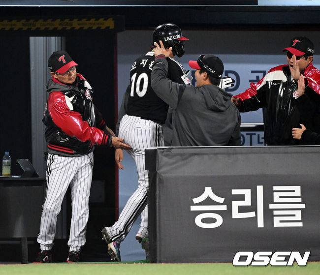 야구는 9회말 2아웃부터…9회 2사 극적인 동점→연장 10회 2사 끝내기, KT가 미리보는 KS 승리하다 [수원 리뷰]