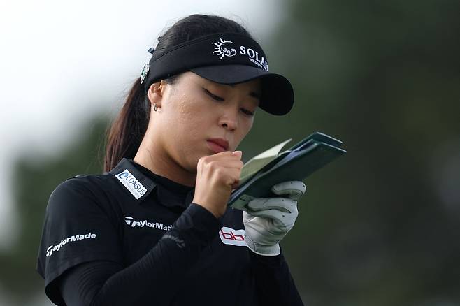 잘 나가서 너무 바쁜 윤이나 …‘캐디의 캐디’ 맡으랴, 대회 도중 인터뷰하랴 [오태식의 골프이야기]