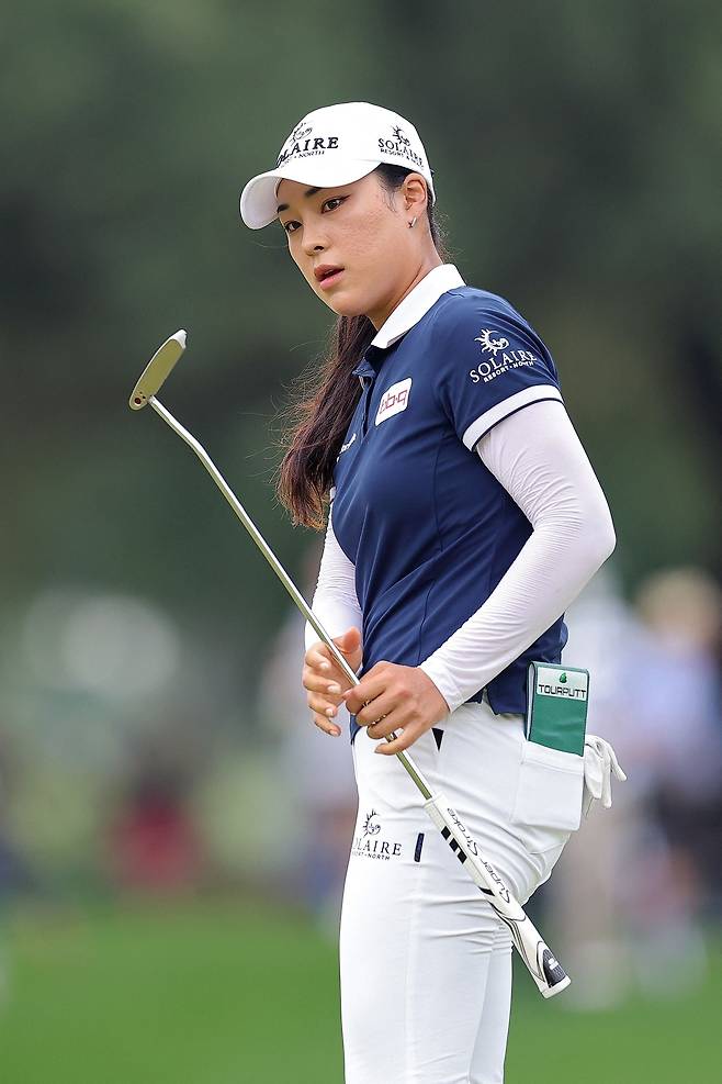 잘 나가서 너무 바쁜 윤이나 …‘캐디의 캐디’ 맡으랴, 대회 도중 인터뷰하랴 [오태식의 골프이야기]