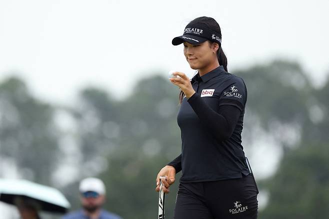 잘 나가서 너무 바쁜 윤이나 …‘캐디의 캐디’ 맡으랴, 대회 도중 인터뷰하랴 [오태식의 골프이야기]