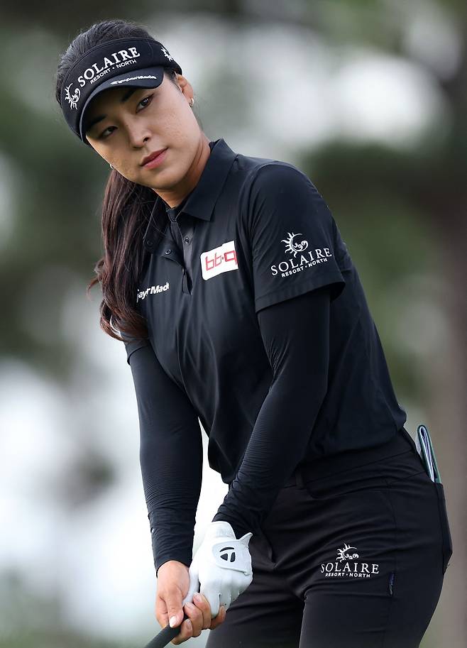 잘 나가서 너무 바쁜 윤이나 …‘캐디의 캐디’ 맡으랴, 대회 도중 인터뷰하랴 [오태식의 골프이야기]