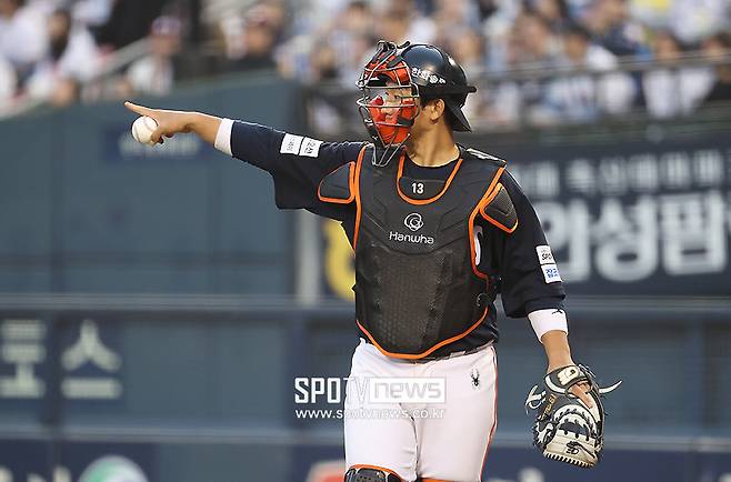 한화 안방이 흔들린다, FA도 앞뒀는데 아직도… 최재훈 치명적 실수, 공 놓치고 홈 막다니