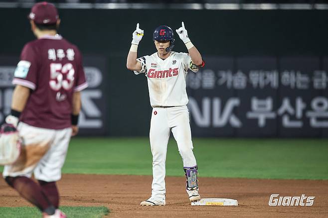 수비는 확실해진 롯데 ‘복덩이’, 아직 주춤한 방망이…타격만 살아나면 된다 [SS스타]