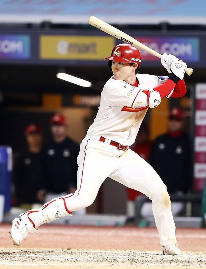 앞으로 50타수 무안타 쳐도 3할이라고? 리그 최고의 부자, ‘김태균 전설’에도 손색 없다