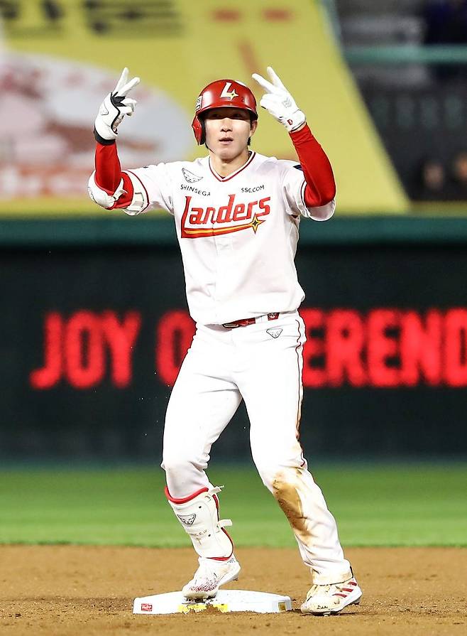 앞으로 50타수 무안타 쳐도 3할이라고? 리그 최고의 부자, ‘김태균 전설’에도 손색 없다