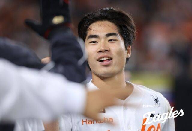 '와' 한화 19살 슈퍼루키의 미친 슬라이딩, 김경문도 홀딱 반하다