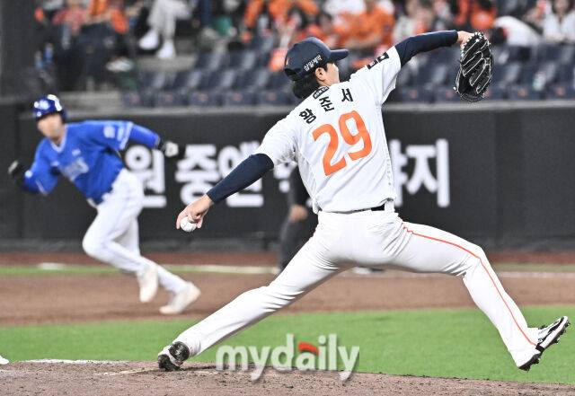 '와' 한화 19살 슈퍼루키의 미친 슬라이딩, 김경문도 홀딱 반하다