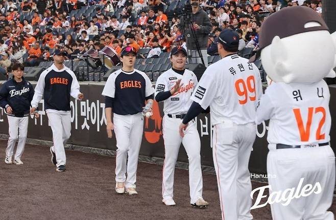 류현진으로부터 ‘비밀 지도’ 받은 한화 왕옌청 “무언가 배웠지만 말할 수 없는 내용”