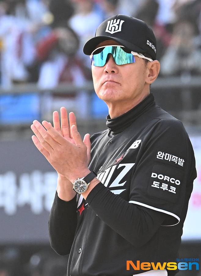 이강철 감독 “ABS 존 박민우 말이 맞다, 구장마다 다 달라..위아래 조정 필요”