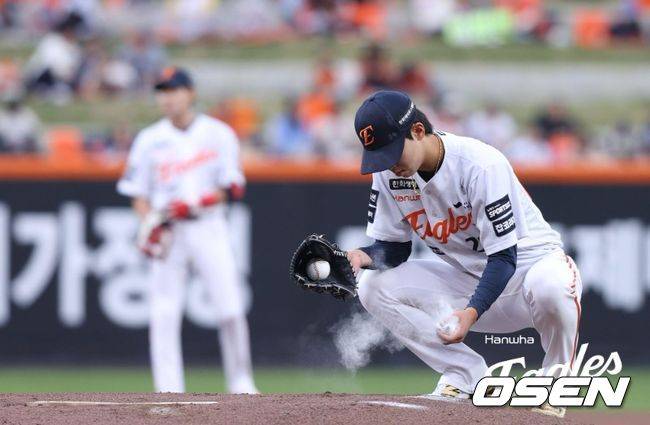 '볼넷-볼넷-볼넷-볼넷-볼넷-볼넷' 스트라이크보다 볼이 더 많았다…황준서 제구난조, 1⅔이닝 5실점 강판 [오!쎈 대전]