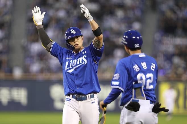 [IS 잠실] '타율 2위' 핵심타자가 쓰러졌다, 삼성 류지혁 파울타구 무릎 맞고 교체