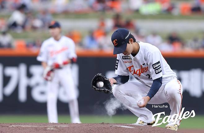 '볼넷-볼넷-볼넷-볼넷-볼넷-볼넷' 한화가 원했던 모습, 이게 아닌데…황준서, 1⅔이닝 5실점 부진 [대전 라이브]