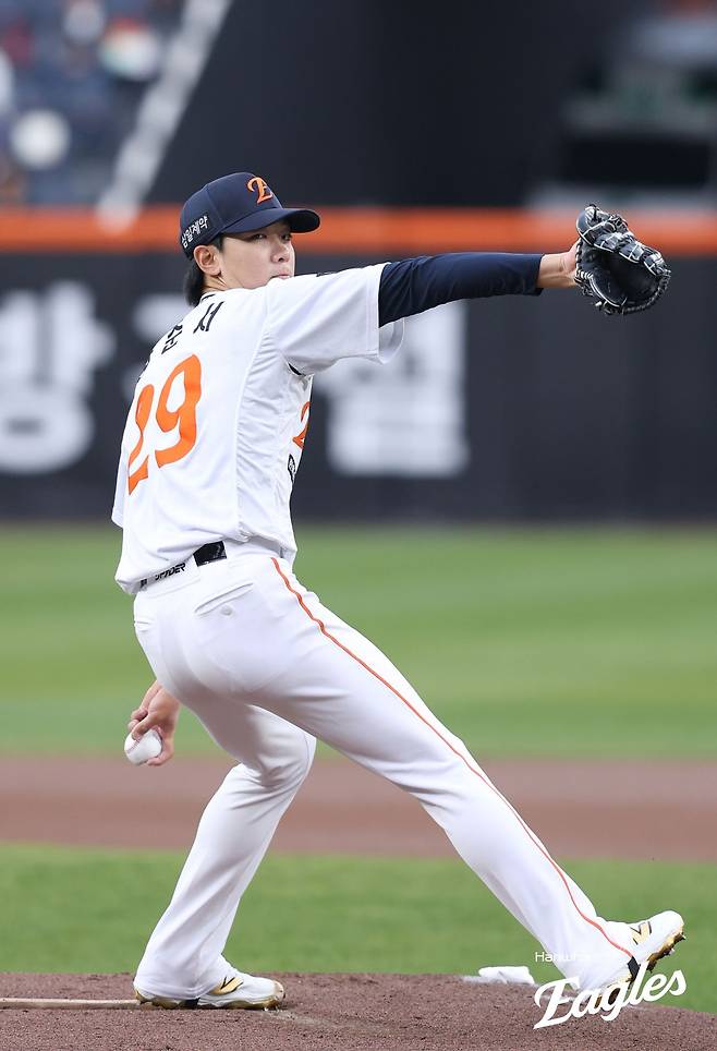 '볼넷-볼넷-볼넷-볼넷-볼넷-볼넷' 한화가 원했던 모습, 이게 아닌데…황준서, 1⅔이닝 5실점 부진 [대전 라이브]