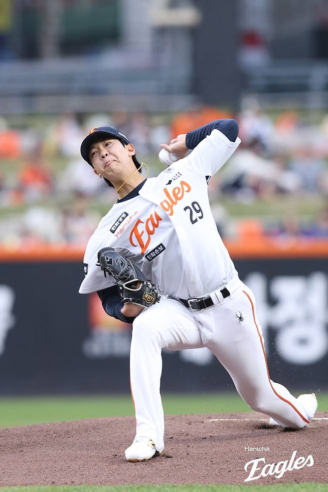 '볼넷-볼넷-볼넷-볼넷-볼넷-볼넷' 한화가 원했던 모습, 이게 아닌데…황준서, 1⅔이닝 5실점 부진 [대전 라이브]