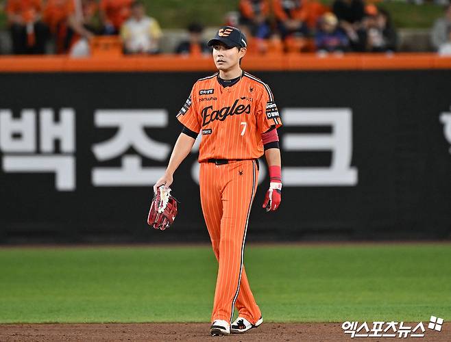 '한화 악재' 150km/h 직구에 왼팔 맞은 심우준, 이도윤으로 교체…