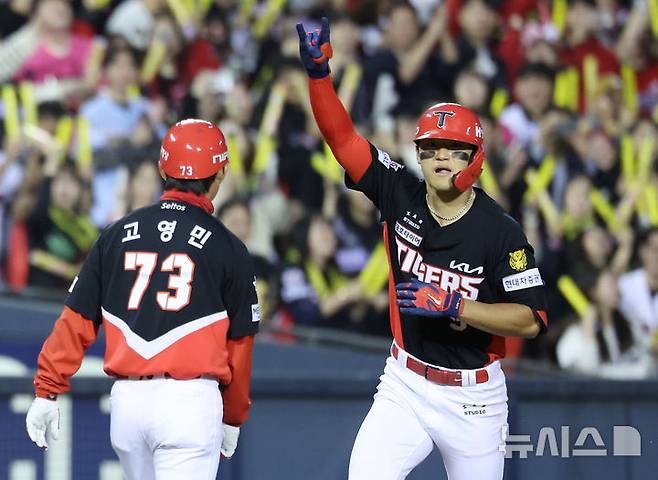 '홈런 선두' KIA 김도영, NC전 10회 쐐기포…시즌 10호 홈런