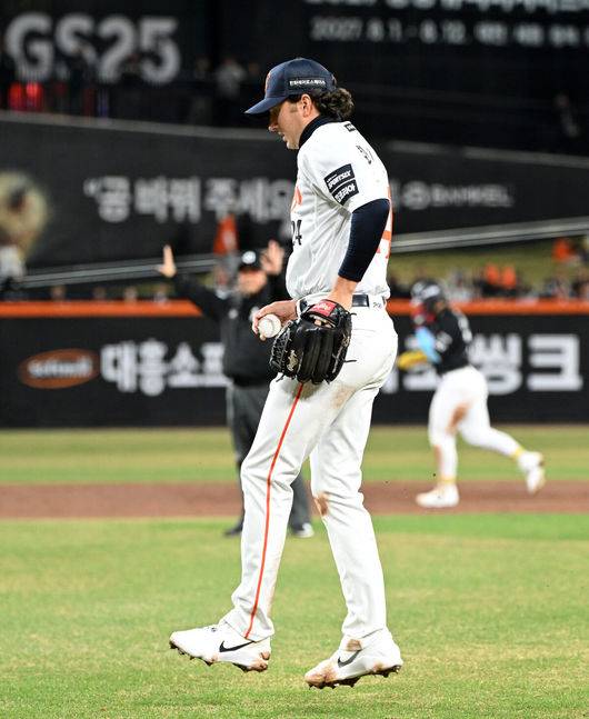 단 2⅓이닝 던지고 부상 악재, 한화 외인 투수 돌아온다…김경문 감독