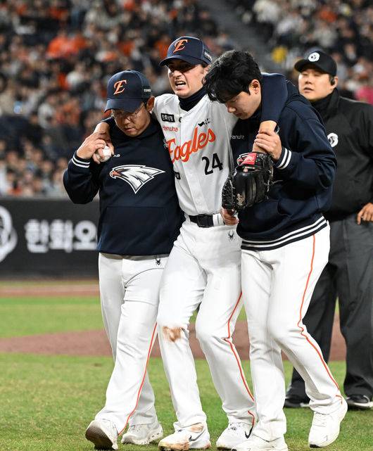 단 2⅓이닝 던지고 부상 악재, 한화 외인 투수 돌아온다…김경문 감독