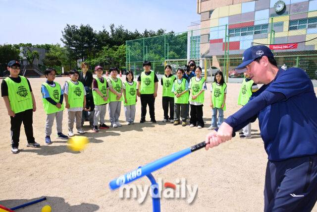 'LG·삼성·롯데 유니폼 입고 올 정도' KBO 찾아가는 티볼교실, 류지현 감독도 나섰다
